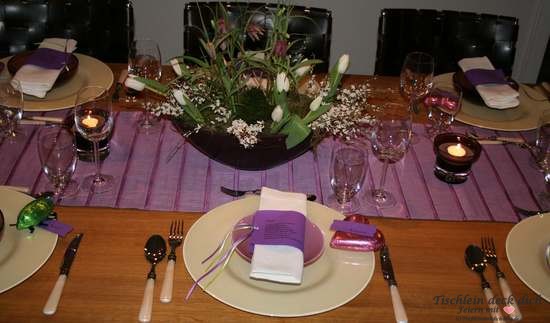 Tischdeko perfektes Dinner in lila, moderne Tischdekoration