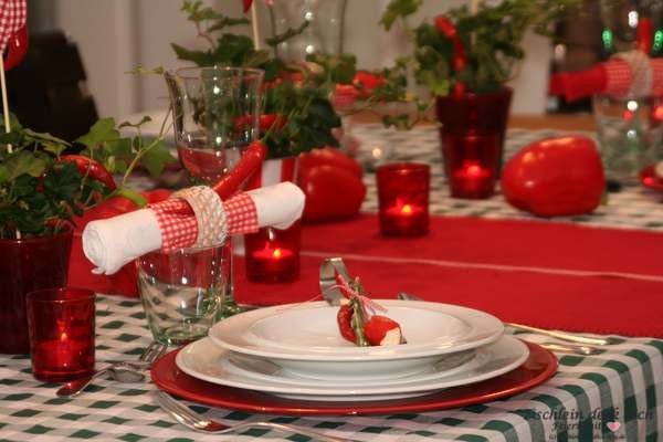 ungarische Tischdeko - Tischdekoration Ungarn in rot mit Paprika