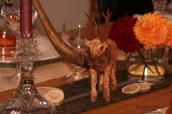 Herbstliche Tischdekoration Hirsch mit Dekohirsch