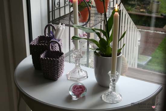 Konsolentisch mit lila Körbchen