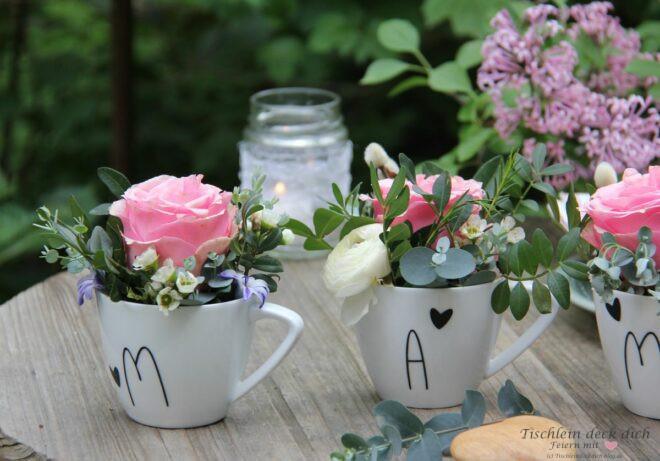 Kleine Blumengestecke in weißer Kaffeetasse