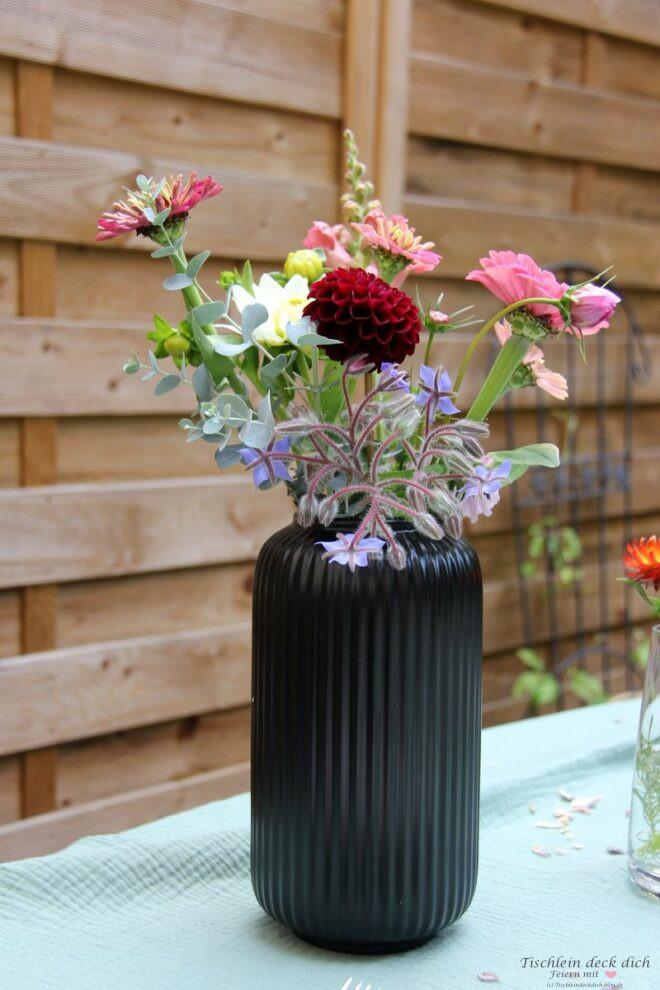 bunte Blumendekoration für die Tischdeko im Landhausstil