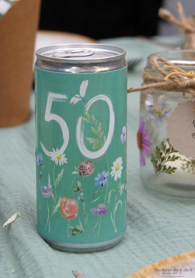 Prosecco Dose gestaltet mit Logo zum 50. Geburtstag mit Blumenwiese