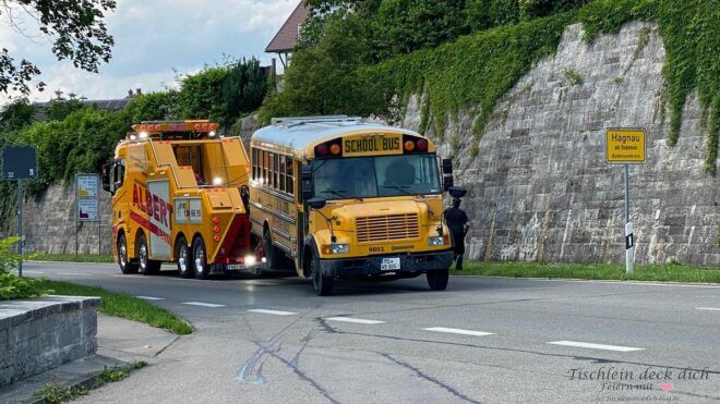 amerikanischer Schulbus wird abgeschleppt